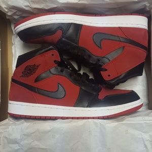 Nike Jordan 1 mid bred